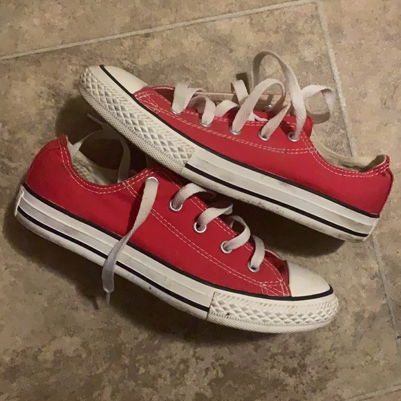 Red converse - Picture 2 of 5
